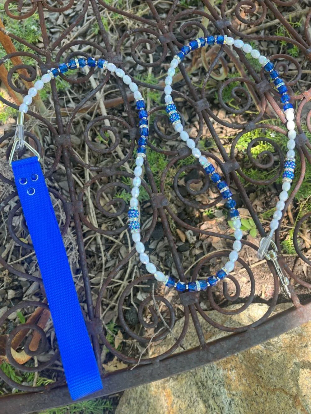 Bougie Beaded Dog Leash - Blue & White - Sparkly - Handmade - Picture 4 of 8